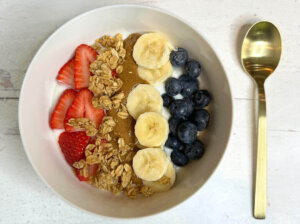 Mixed-berry-yogurt-bowl